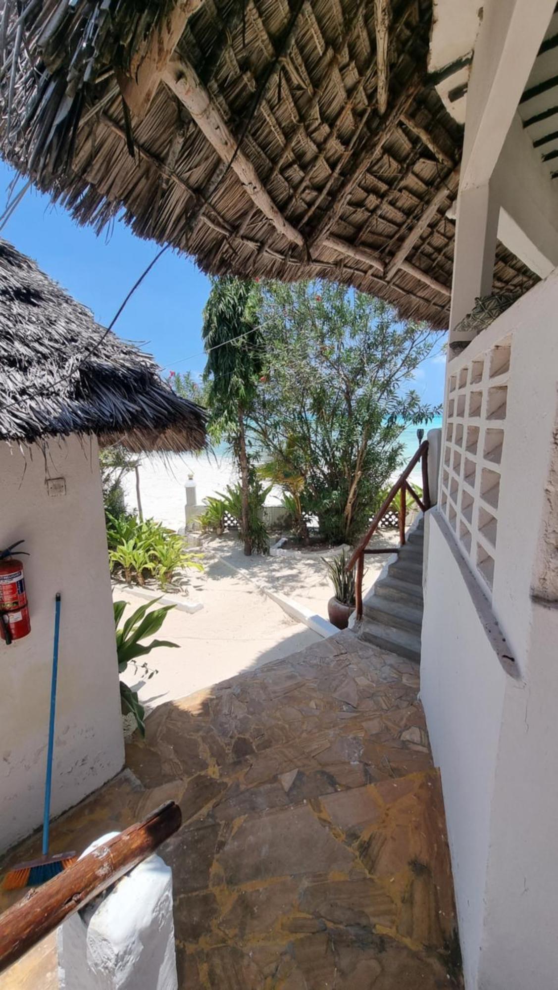 Red Monkey Beach Lodge Джамбиани Екстериор снимка