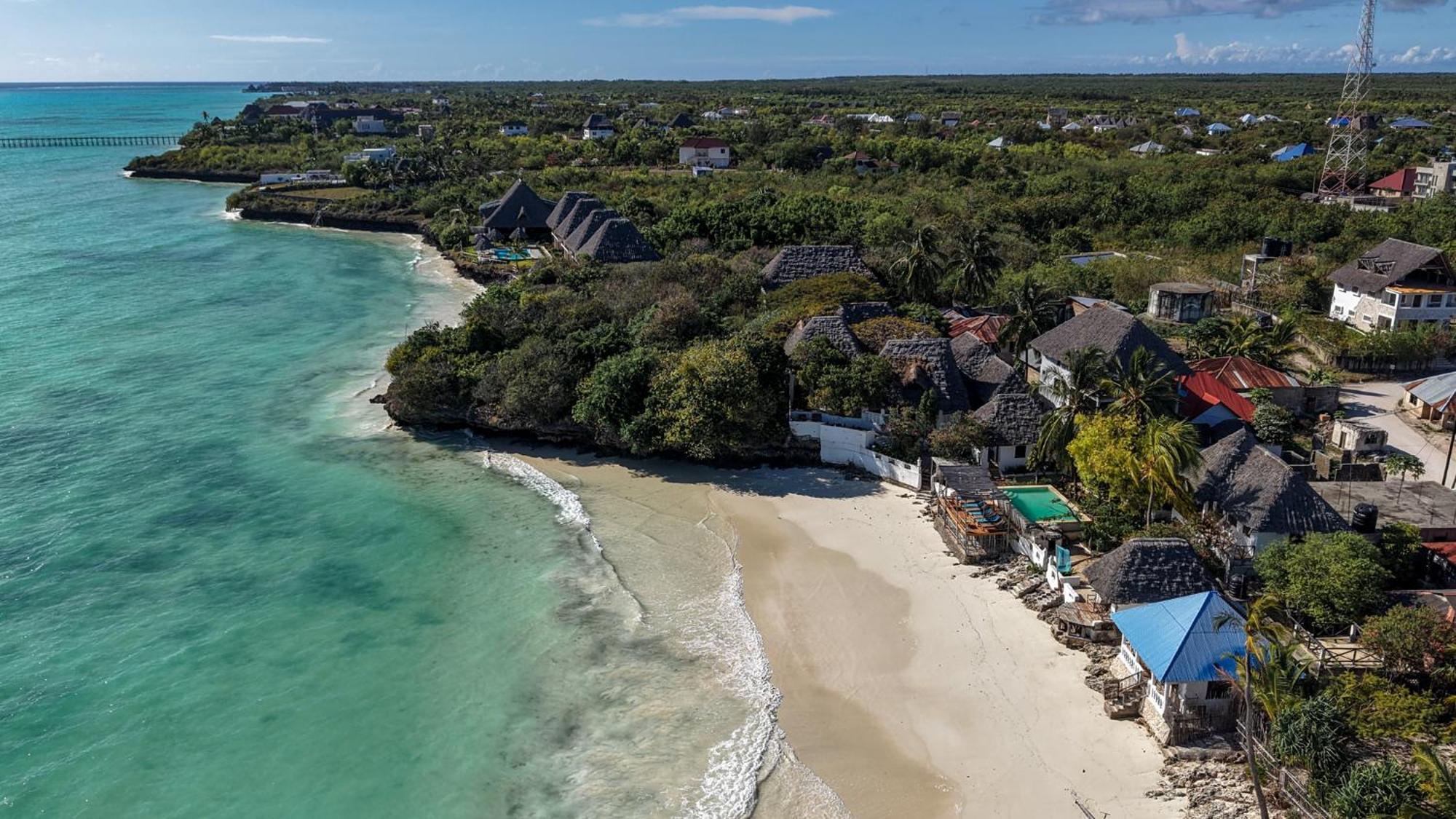 Red Monkey Beach Lodge Джамбиани Екстериор снимка
