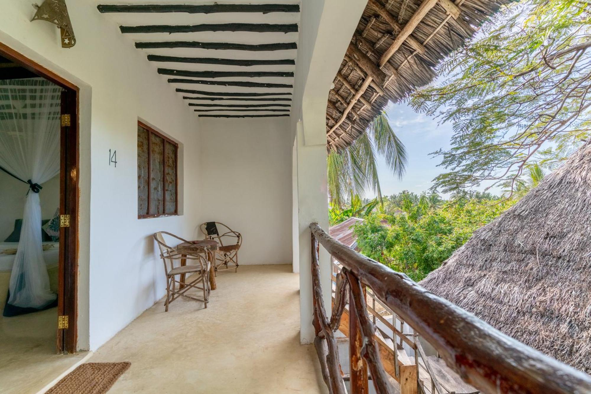 Red Monkey Beach Lodge Джамбиани Екстериор снимка