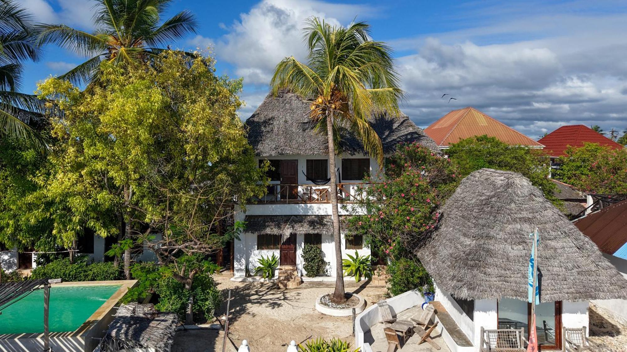Red Monkey Beach Lodge Джамбиани Екстериор снимка