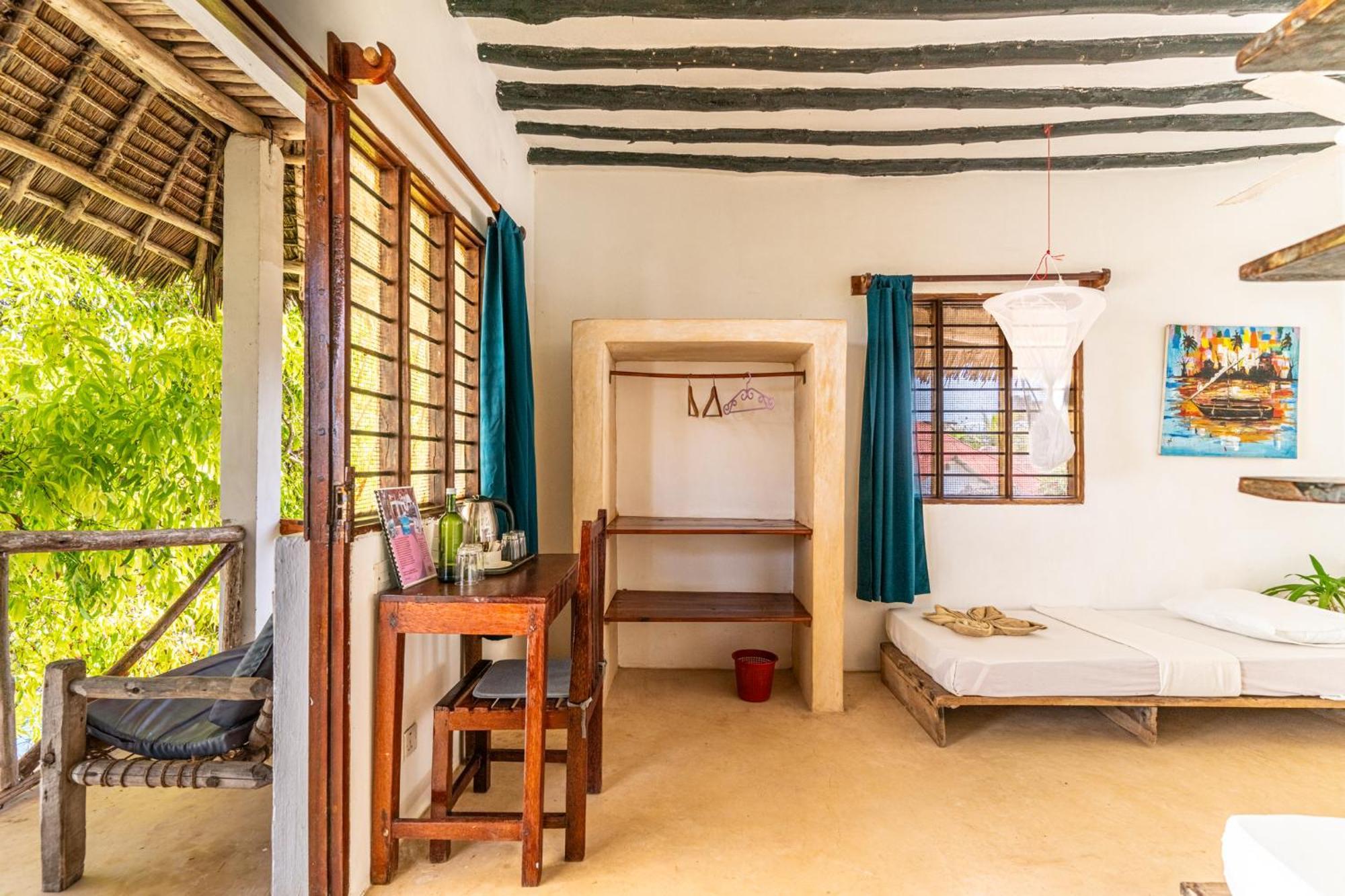 Red Monkey Beach Lodge Джамбиани Екстериор снимка