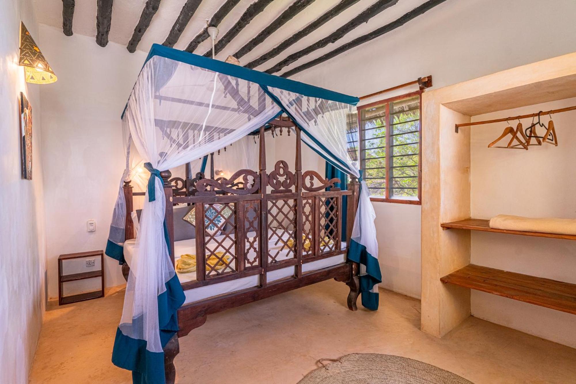 Red Monkey Beach Lodge Джамбиани Екстериор снимка