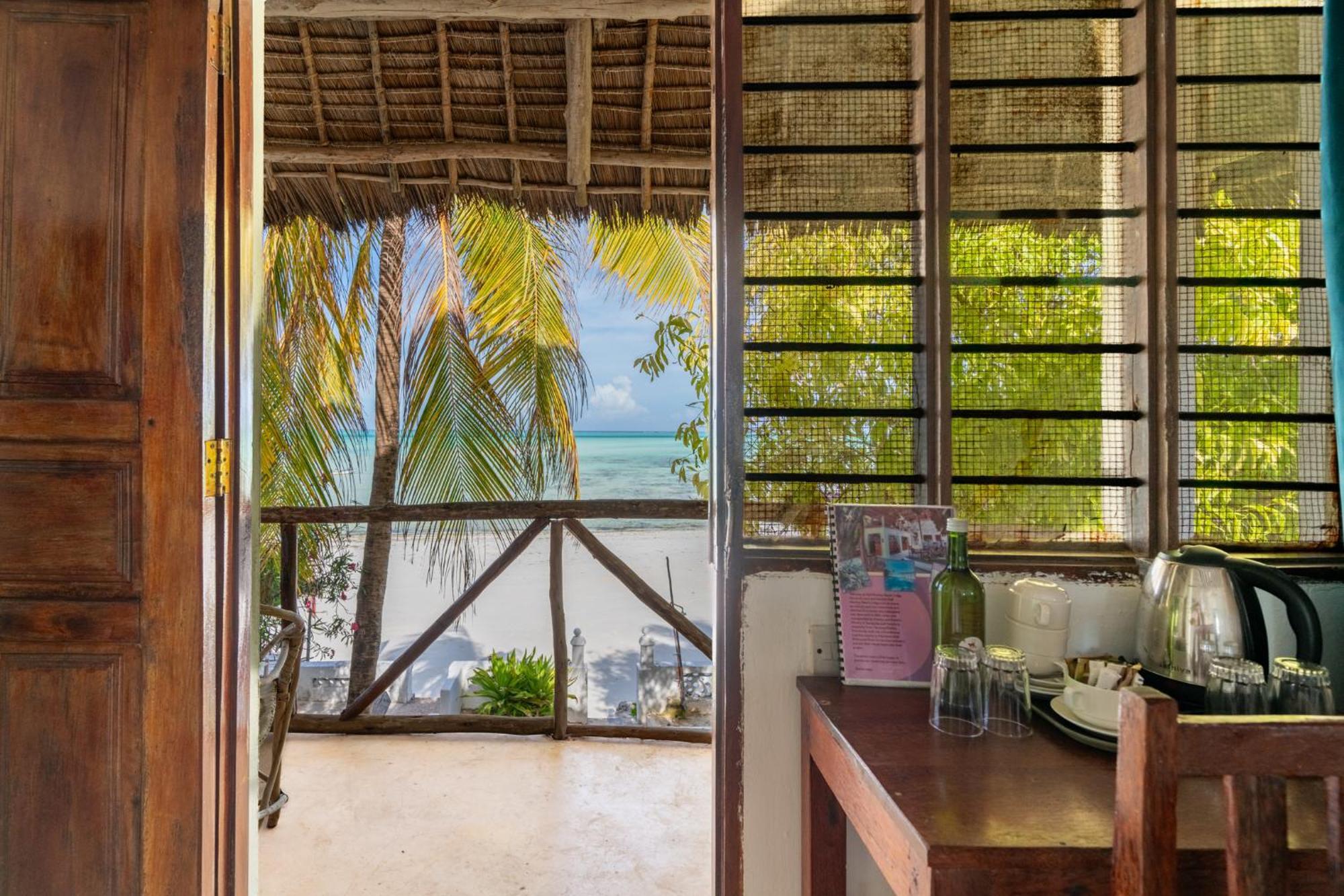 Red Monkey Beach Lodge Джамбиани Екстериор снимка