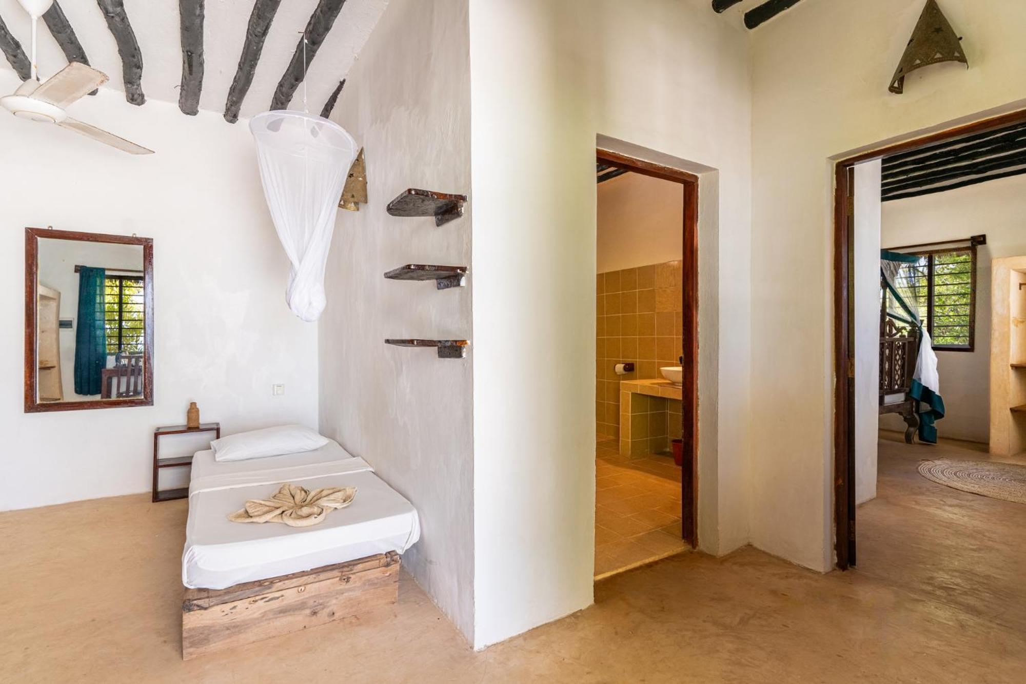 Red Monkey Beach Lodge Джамбиани Екстериор снимка