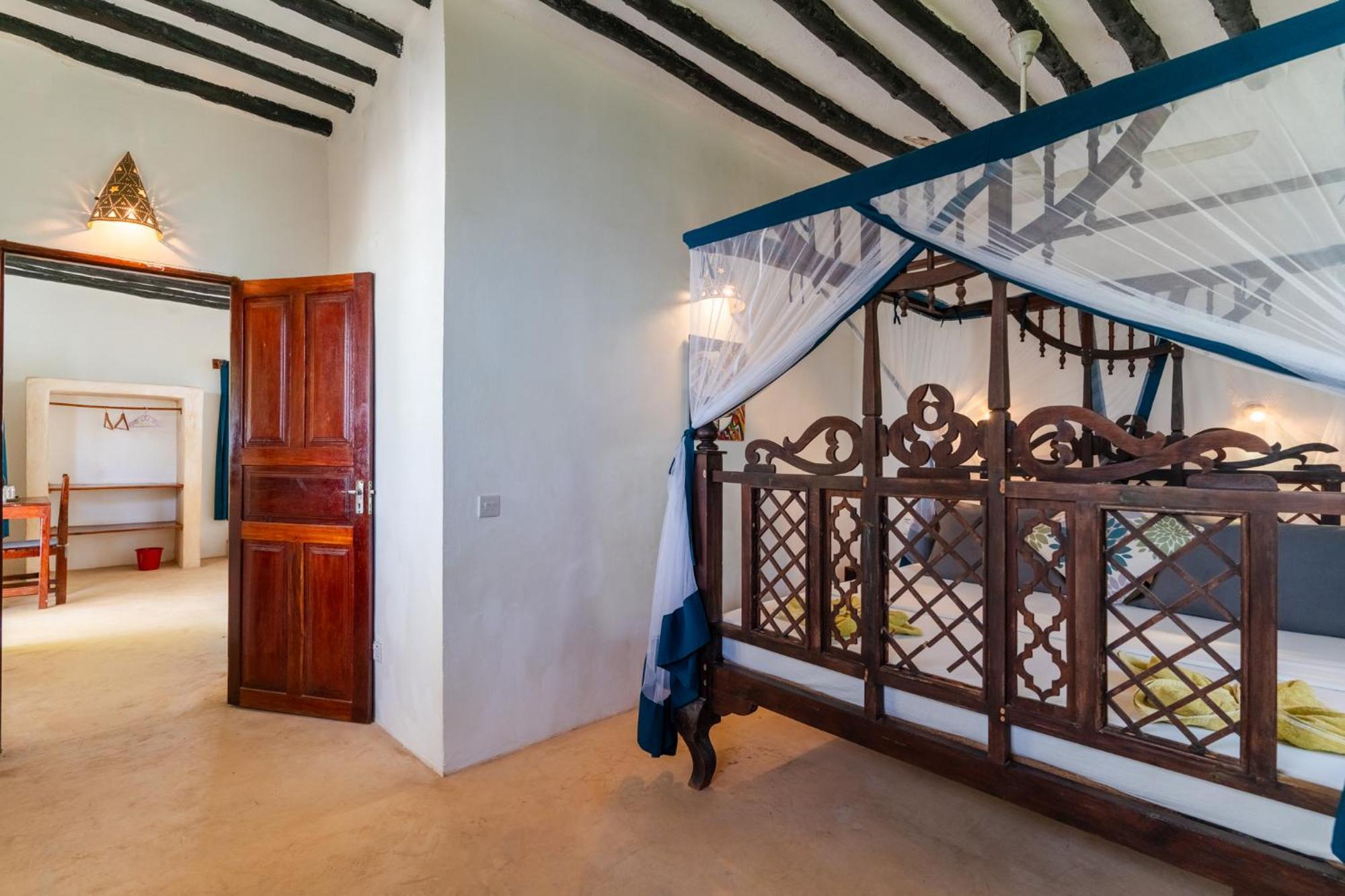 Red Monkey Beach Lodge Джамбиани Екстериор снимка