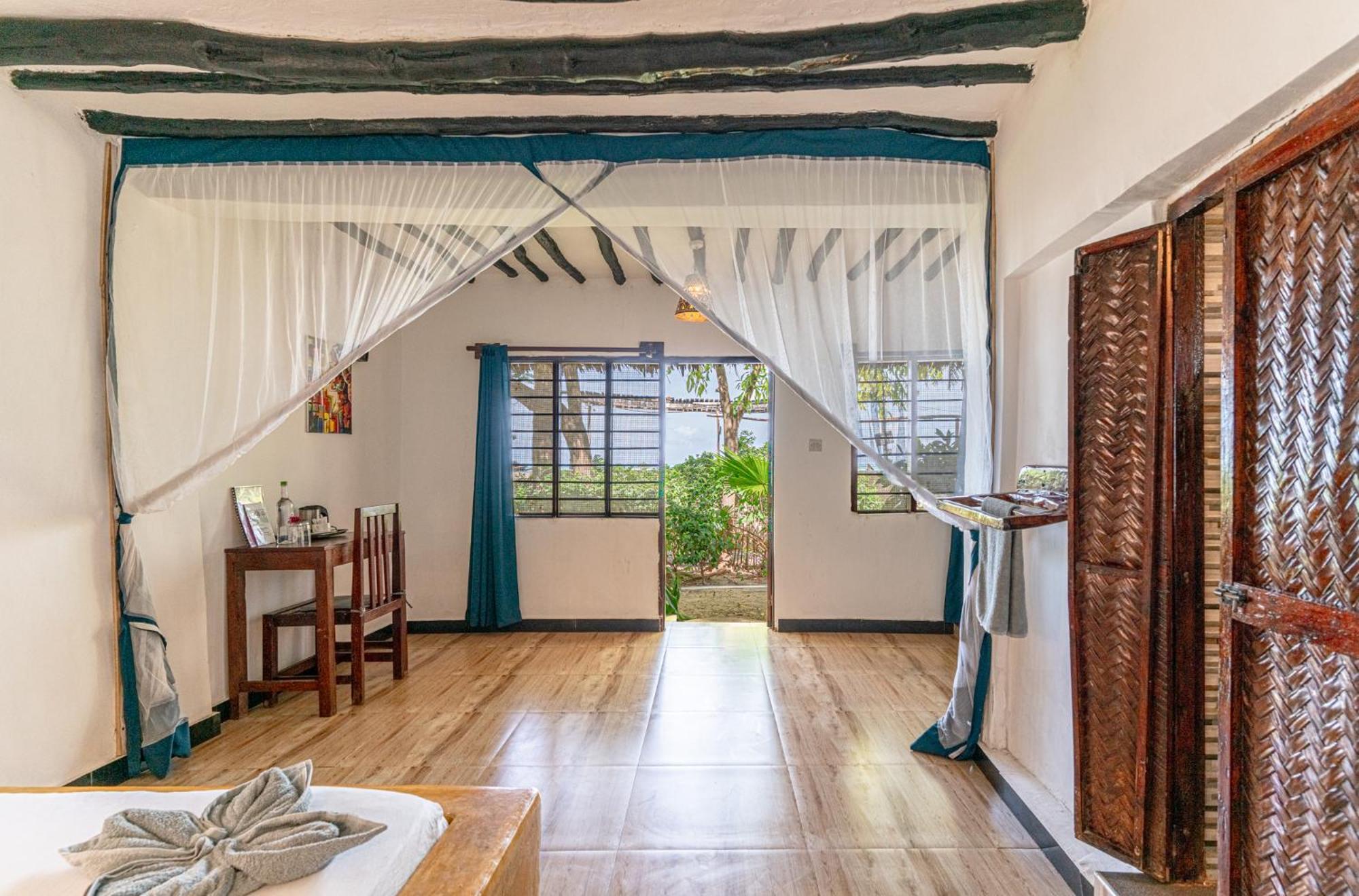 Red Monkey Beach Lodge Джамбиани Екстериор снимка
