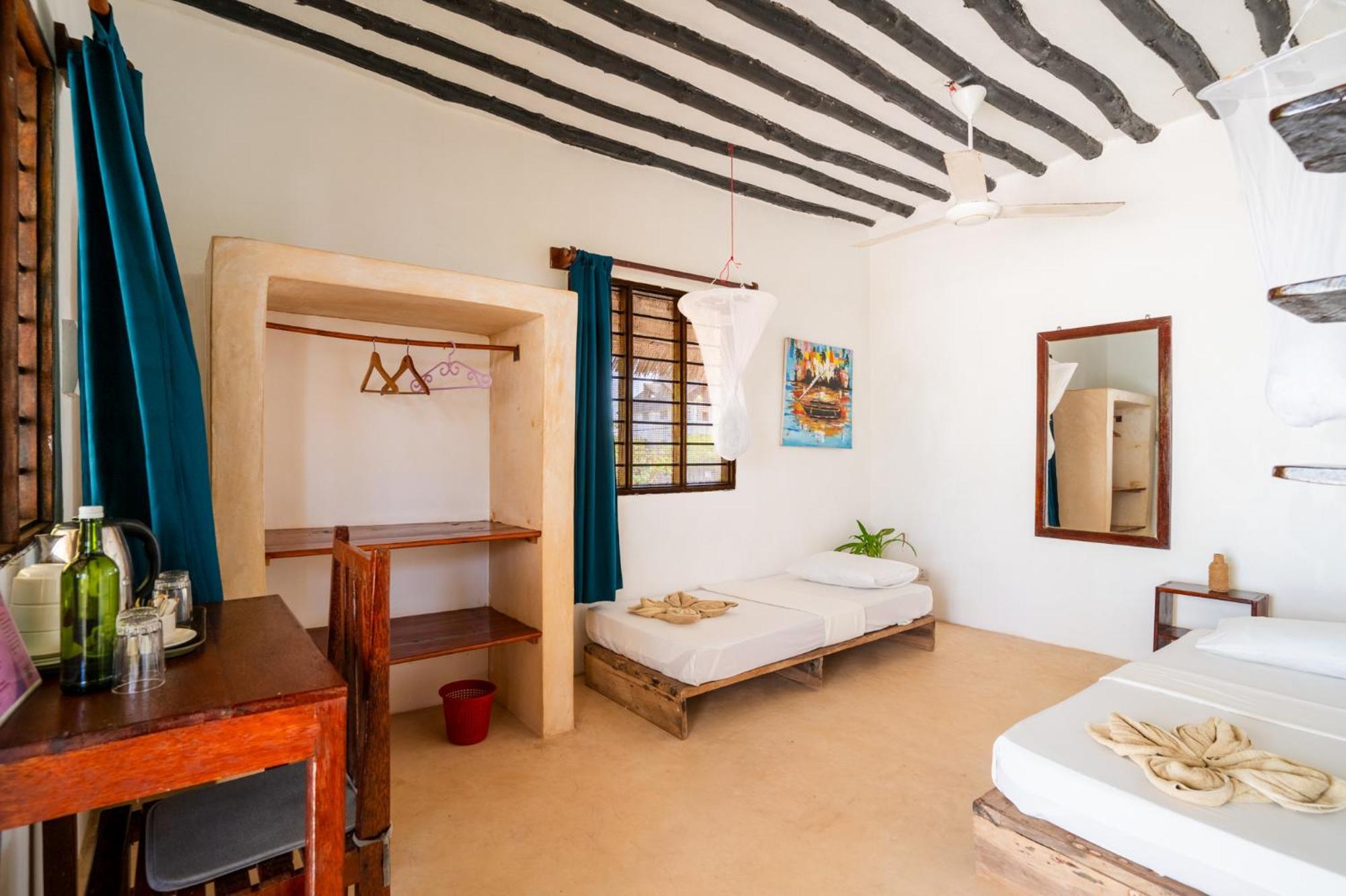 Red Monkey Beach Lodge Джамбиани Екстериор снимка