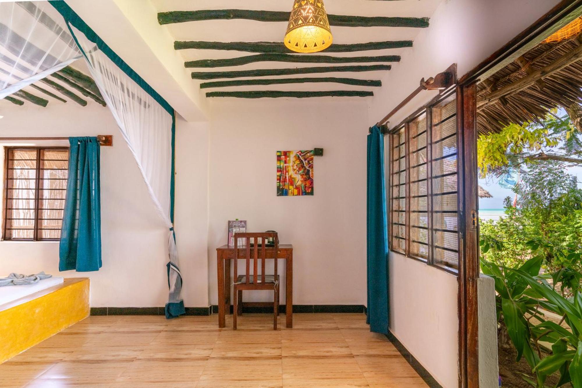 Red Monkey Beach Lodge Джамбиани Екстериор снимка