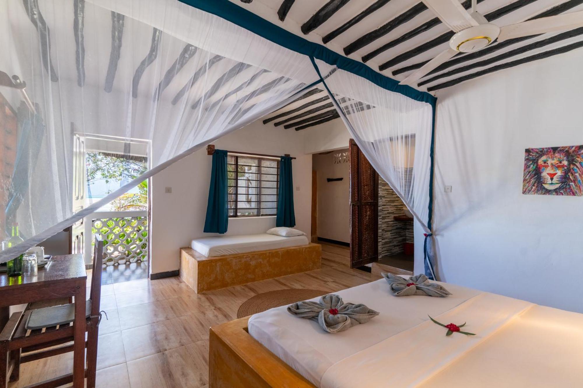 Red Monkey Beach Lodge Джамбиани Екстериор снимка