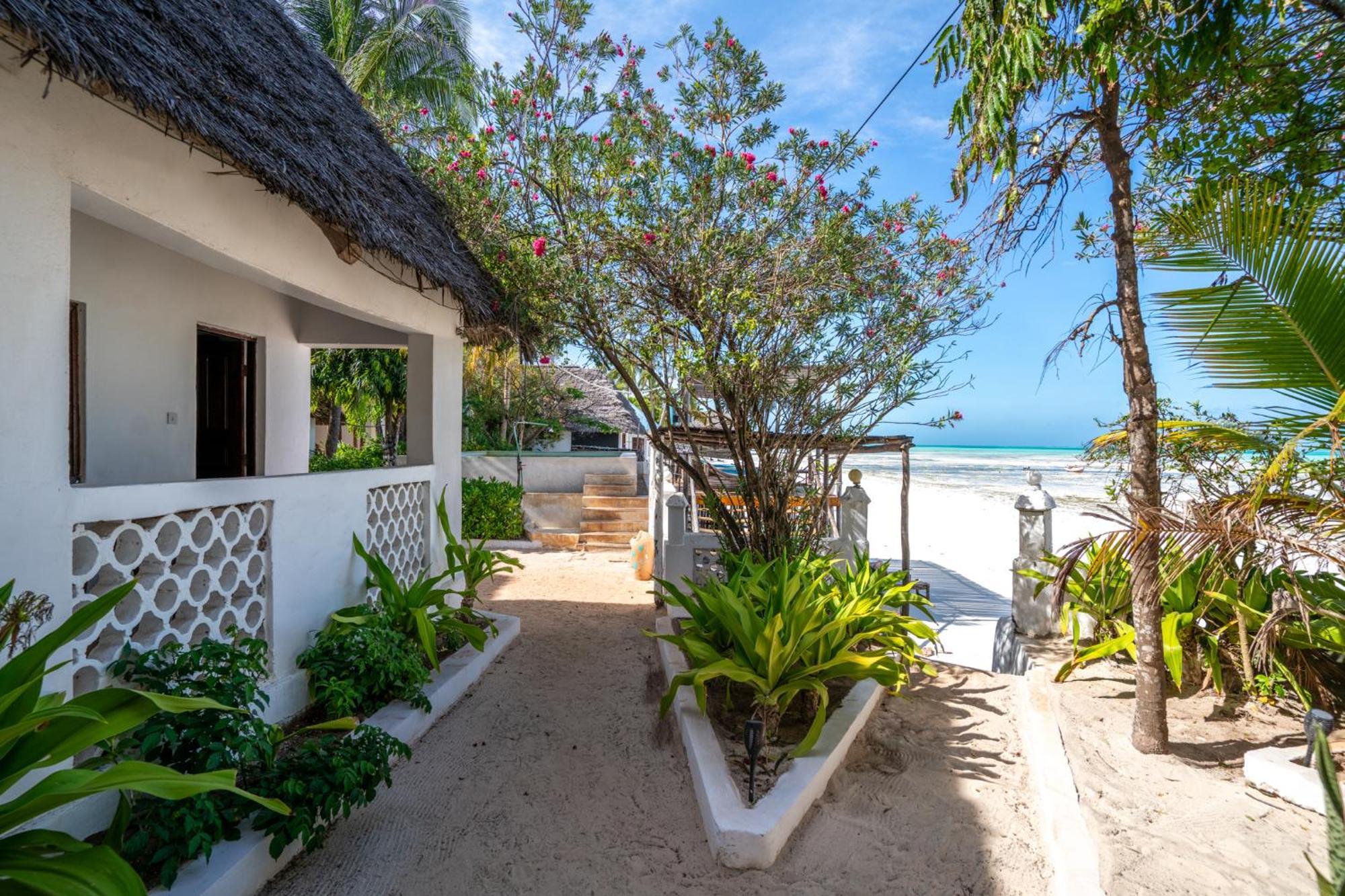Red Monkey Beach Lodge Джамбиани Екстериор снимка