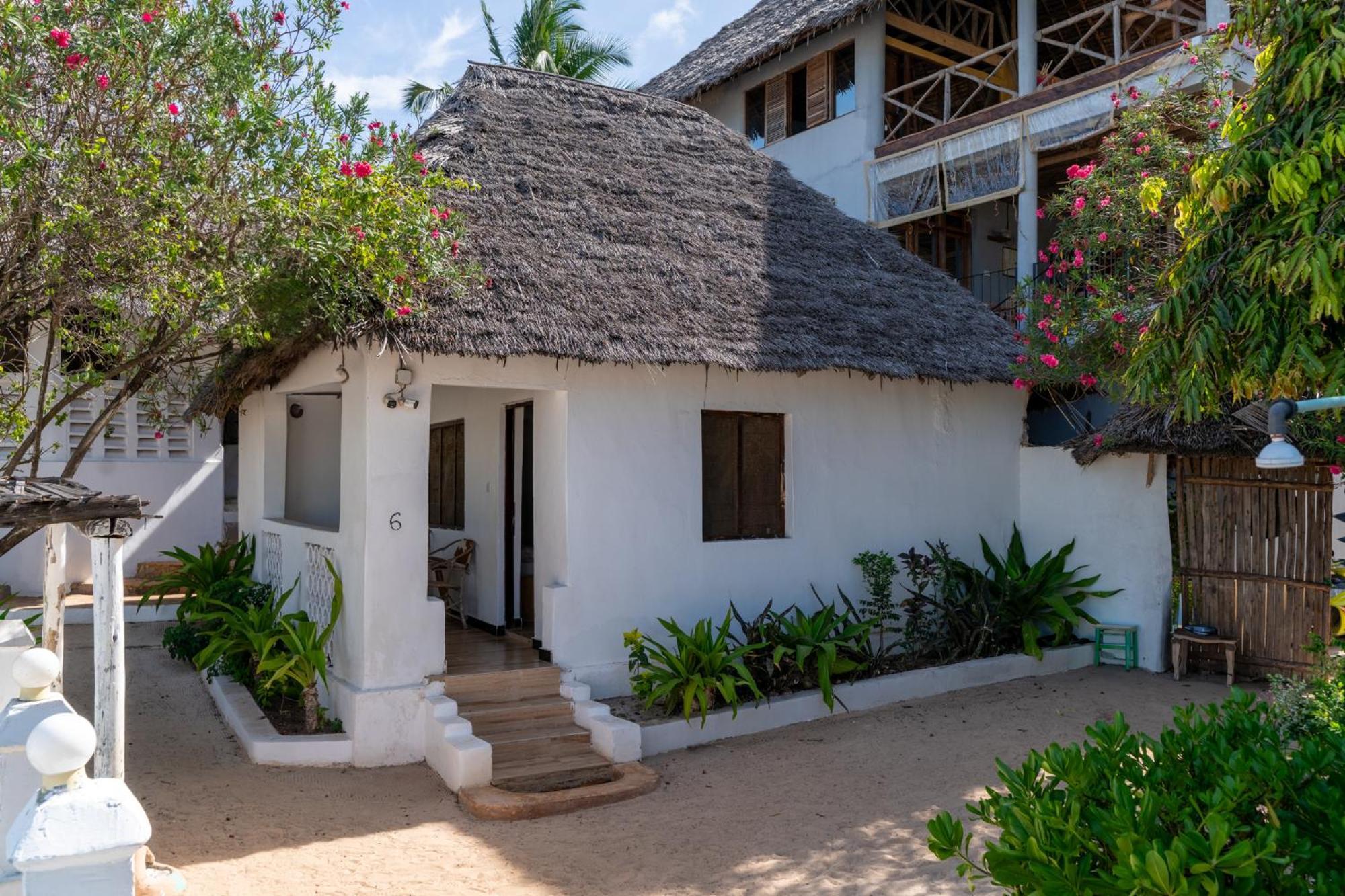 Red Monkey Beach Lodge Джамбиани Екстериор снимка